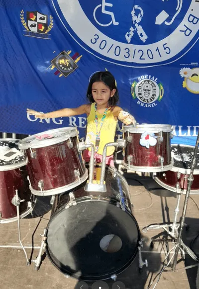 Criança tocando bateria