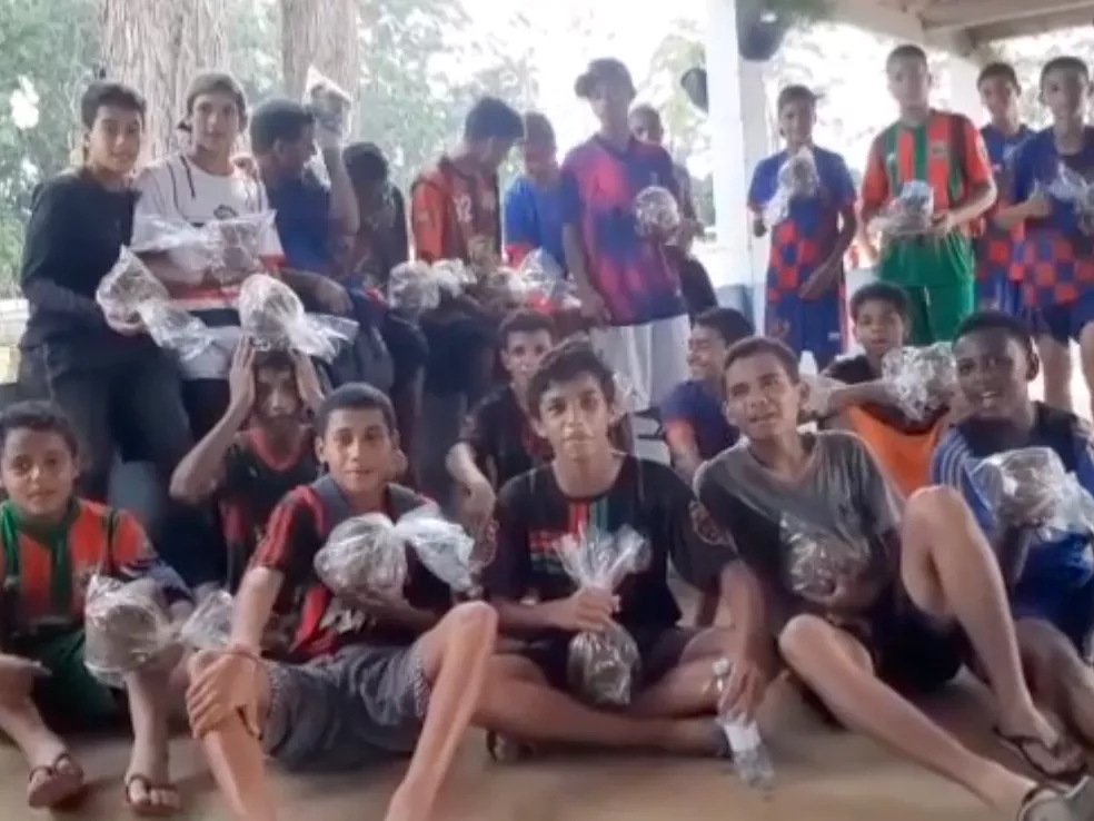 Crianças com e sem deficiência sentadas juntas participando do projeto