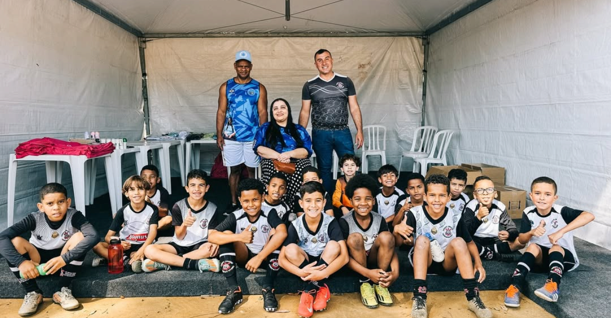 Meninos sentados no futebol