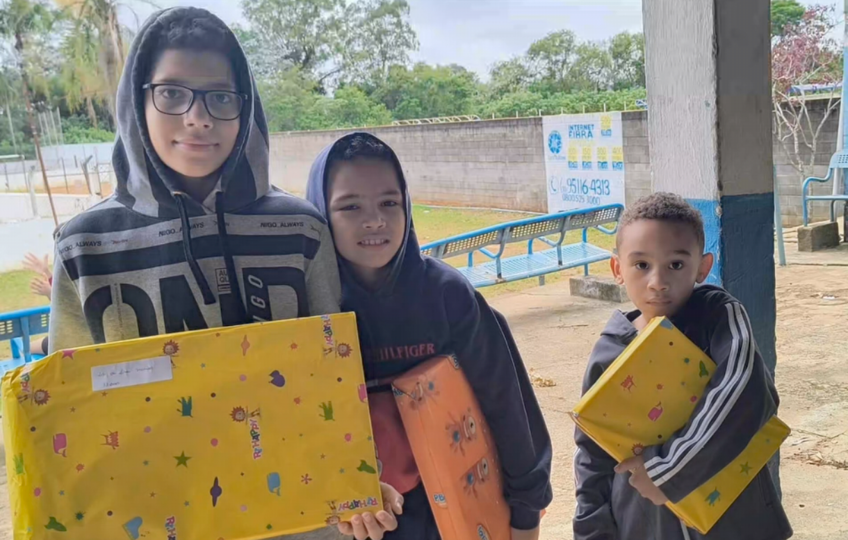 Crianças recebendo presentes de Natal