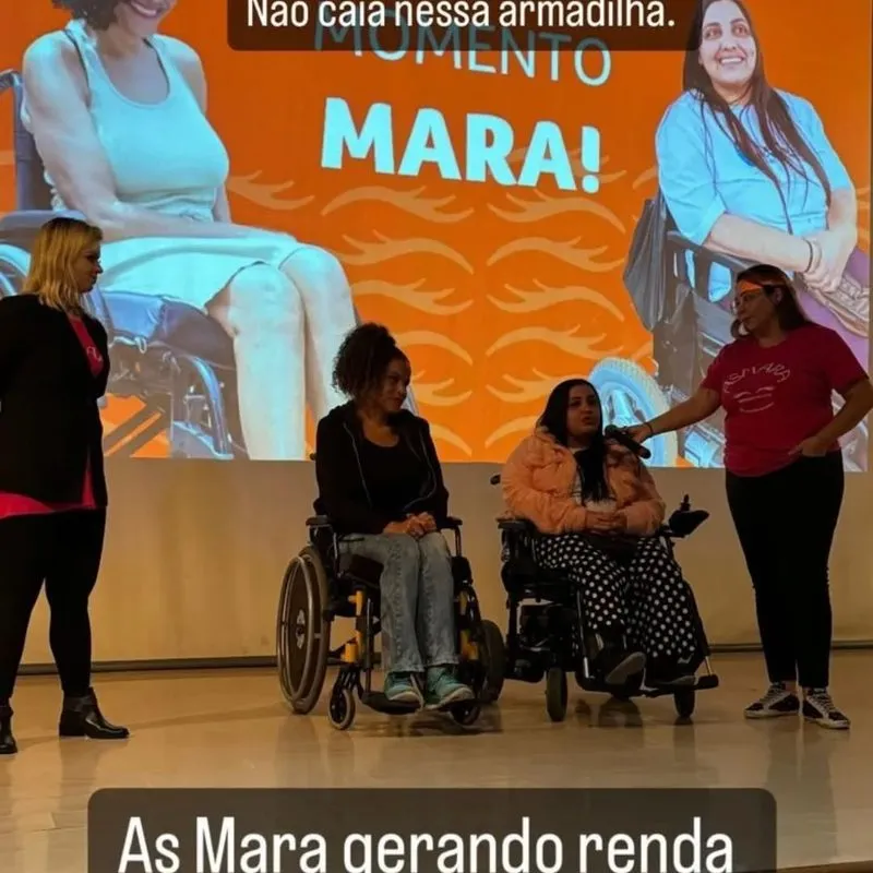 Crianças brincando durante o futebol inclusivo