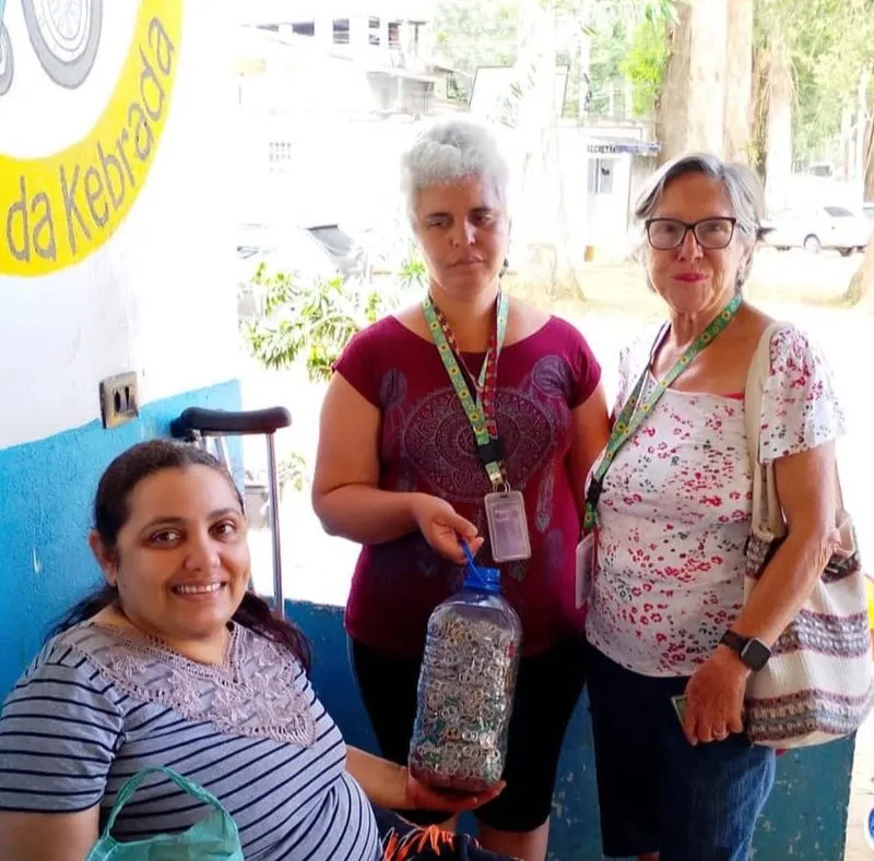 Voluntários trabalhando na oficina de cadeiras