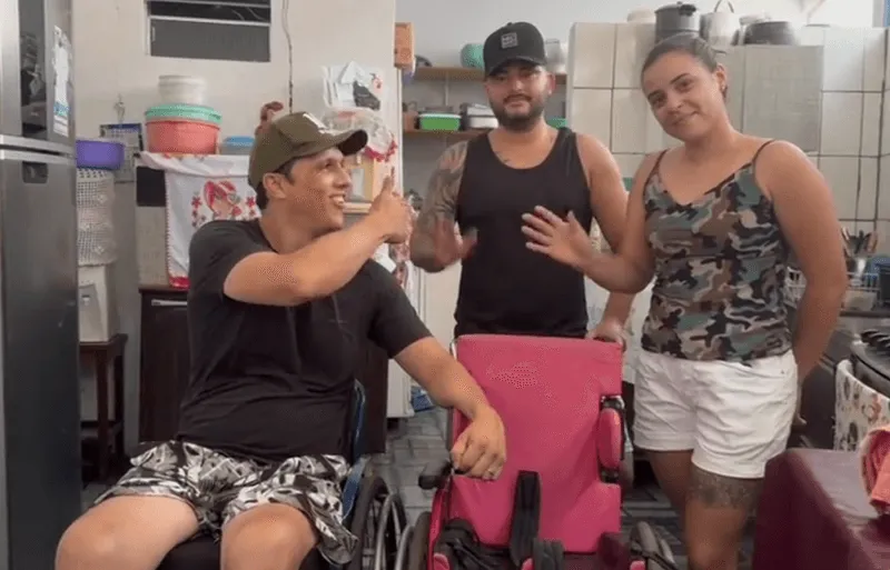 Recebendo doação de cadeira de rodas